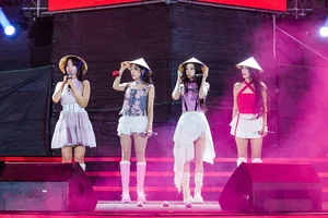 K-Pop Updates: Rosé’s Solo Success, Jiyeon’s Journey, and Song Hye Kyo’s Visuals - image 0
