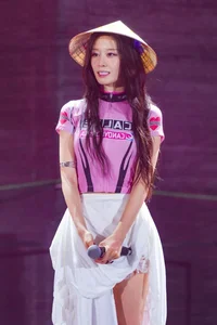 K-Pop Updates: Rosé’s Solo Success, Jiyeon’s Journey, and Song Hye Kyo’s Visuals - image 2