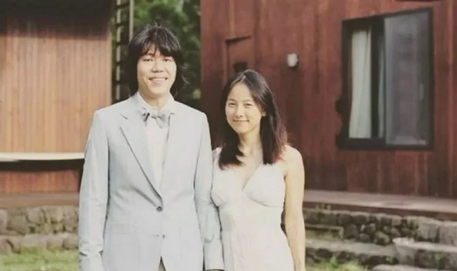 Lee Hyori Celebrates 10th Wedding Anniversary with Musician Husband Lee Sang Soon