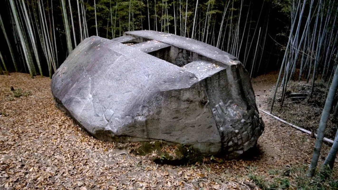 Mysterious 800 Ton Strangely Shaped Boulder Puzzles Geologists and Tourists Alike