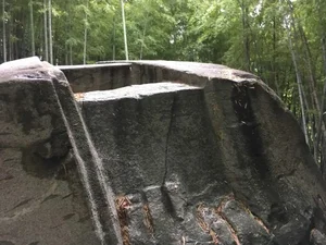 Mysterious 800 Ton Strangely Shaped Boulder Puzzles Geologists and Tourists Alike - image 1