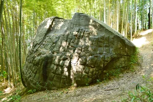 Mysterious 800 Ton Strangely Shaped Boulder Puzzles Geologists and Tourists Alike - image 7