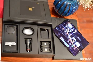 Hands-On with the World’s First Tri-Fold Smartphone: The Future of Mobile Tech - image 3