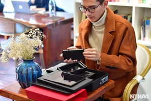 Hands-On with the World’s First Tri-Fold Smartphone: The Future of Mobile Tech - image 7