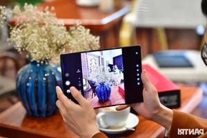 Hands-On with the World’s First Tri-Fold Smartphone: The Future of Mobile Tech - image 9