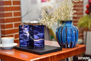 Hands-On with the World’s First Tri-Fold Smartphone: The Future of Mobile Tech - image 4