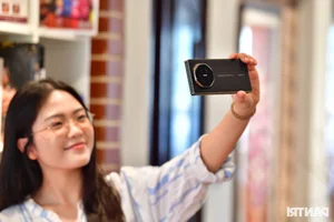 Hands-On with the World’s First Tri-Fold Smartphone: The Future of Mobile Tech - image 2