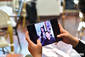 Hands-On with the World’s First Tri-Fold Smartphone: The Future of Mobile Tech - image 10