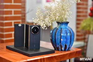 Hands-On with the World’s First Tri-Fold Smartphone: The Future of Mobile Tech - image 0