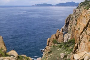 The Majestic Beauty of Da Vach Vĩnh Hy Coastal Cliffs - image 9