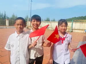 Touching School Opening Ceremony for Eight Students on Tran Island - image 5