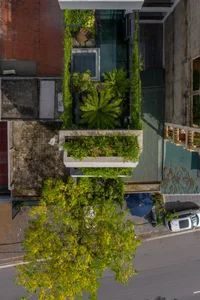Modern 5-Story Narrow Townhouse Filled with Natural Light - image 7