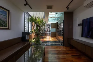 Modern 5-Story Narrow Townhouse Filled with Natural Light - image 5