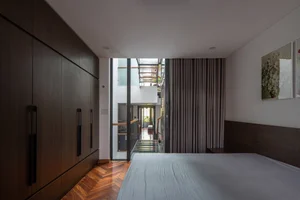 Modern 5-Story Narrow Townhouse Filled with Natural Light - image 9
