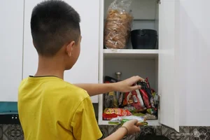 Residents Rush to Stock Up on Essentials Before Super Typhoon - image 2