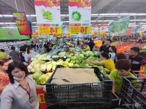 Residents Rush to Stock Up on Essentials Before Super Typhoon - image 3