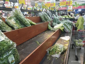 Residents Rush to Stock Up on Essentials Before Super Typhoon - image 1