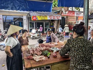 Residents Rush to Stock Up on Essentials Before Super Typhoon - image 4