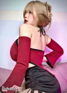 Exploring the Bold Fashion and Glamorous Style of Influencer Pi Tien - image 6