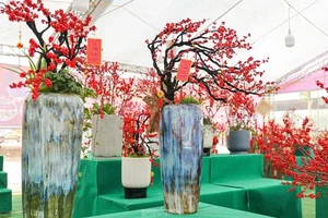 Luxury Winterberry Branches Become Tet 2025 Decor Trend - image 4