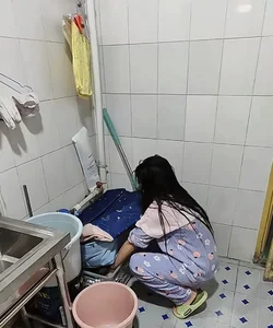 Chinese Woman Chooses to Live in a Bathroom to Save Money - image 0