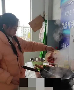 Chinese Woman Chooses to Live in a Bathroom to Save Money - image 2