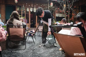 Hanoi Coffee Shop Draws Thousands with Stunning Hydrangea Garden and Artificial Mist - image 12