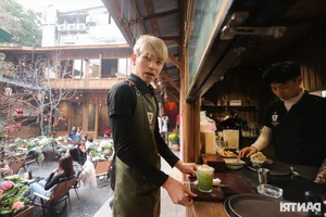 Hanoi Coffee Shop Draws Thousands with Stunning Hydrangea Garden and Artificial Mist - image 0