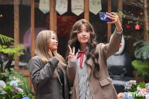 Hanoi Coffee Shop Draws Thousands with Stunning Hydrangea Garden and Artificial Mist - image 6
