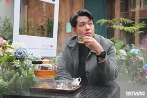 Hanoi Coffee Shop Draws Thousands with Stunning Hydrangea Garden and Artificial Mist - image 3
