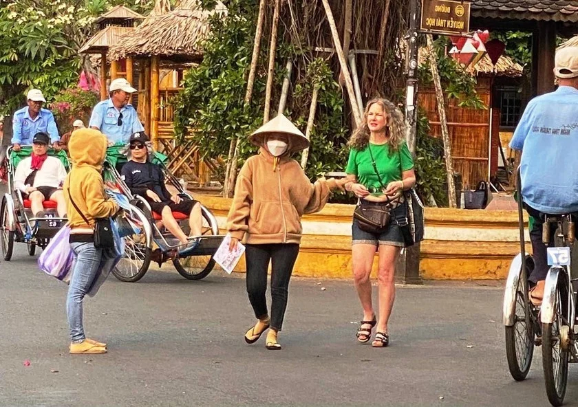 Beach Scams Exposed: How 'Decoy' Sellers Target Unsuspecting Tourists
