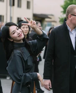 Chau Bui and Quynh Anh Shyn Meet Song Hye Kyo in a High-Fashion Italian Encounter - image 11