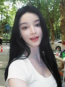 The Silent Muse: Deaf Student Captivates the Internet with AI-Like Beauty - image 5