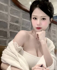 Coser YuGi Kieu Oanh Stuns in Bold Tube Dress Fashion Shoot - image 0