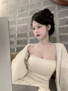 Coser YuGi Kieu Oanh Stuns in Bold Tube Dress Fashion Shoot - image 4