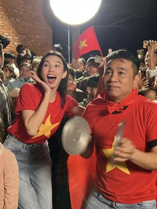 Vietnamese Celebrities Celebrate Thrilling Football Victory Over Thailand - image 1