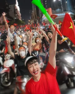Vietnamese Celebrities Celebrate Thrilling Football Victory Over Thailand - image 2