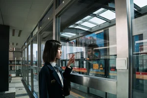 Urban Subway Portrait Photography: YiTuYu Art Language Vol.9127 Featuring Qi Qi in a Cinematic Metro Setting - image 4