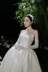 Trending Social Media: Vien Vibi’s Unique Wedding and Yen Xuan’s Bikini Style - image 23