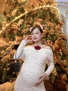 Stunning Christmas Fashion: Vietnamese Celebrities Flaunt Festive and Glamorous Holiday Looks - image 0