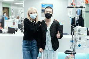 Rosé (BlackPink) Under Fire: Charity Trip with Crew Sparks Online Debate - image 3