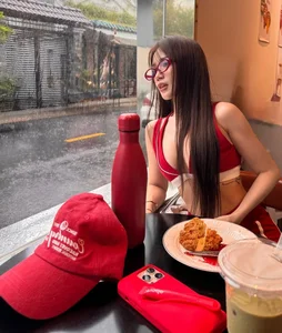 Sĩ Thanh Showcases Toned Physique in Latest Sportswear Fashion Trends - image 3