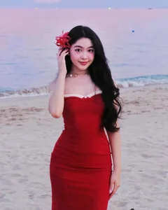 Quyen Linh's Daughter Stuns in Mysterious Red Bodycon Dress - image 5