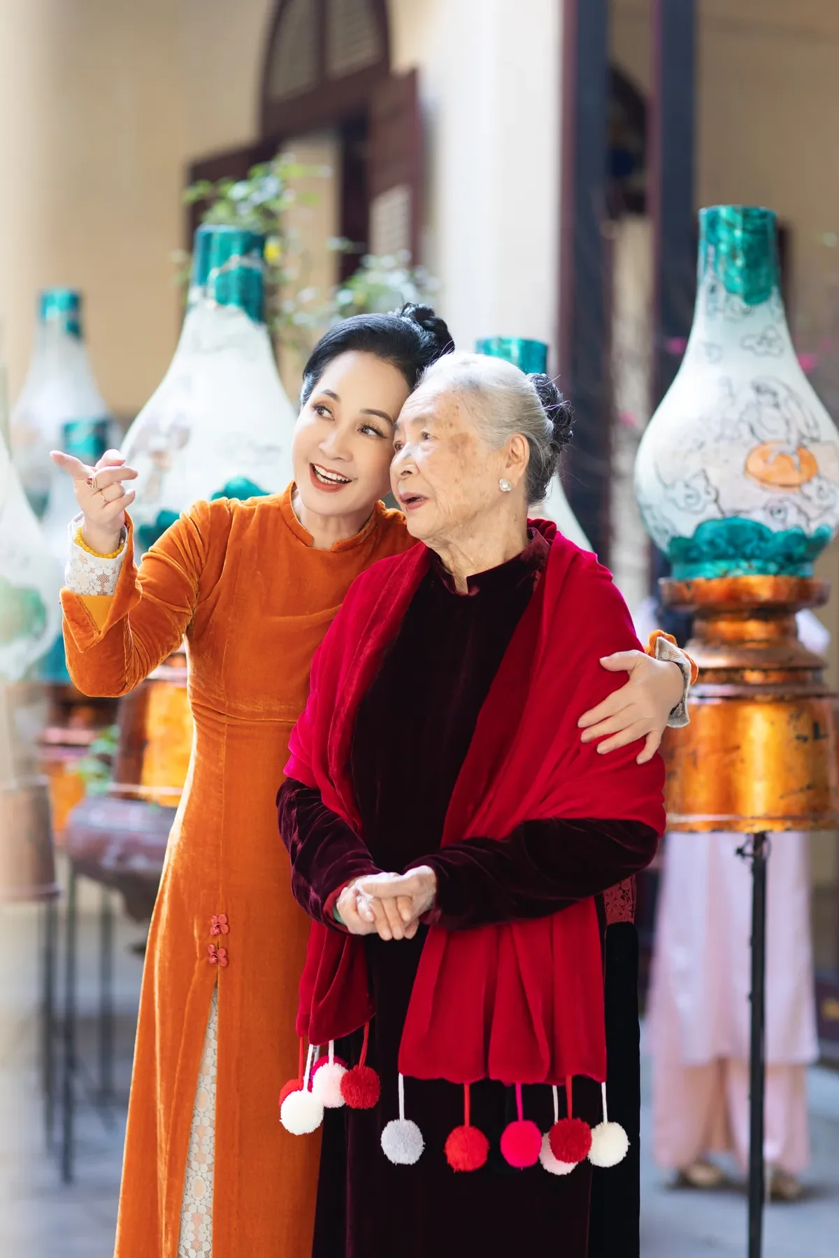 People's Artist Lan Huong Shares Heartwarming Photoshoot with Her Mother