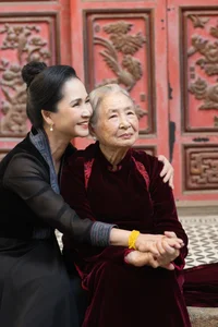 People's Artist Lan Huong Shares Heartwarming Photoshoot with Her Mother - image 5