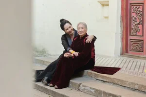People's Artist Lan Huong Shares Heartwarming Photoshoot with Her Mother - image 4
