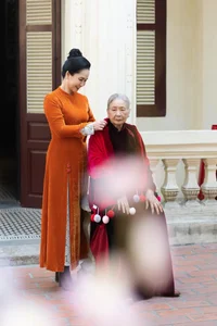 People's Artist Lan Huong Shares Heartwarming Photoshoot with Her Mother - image 3