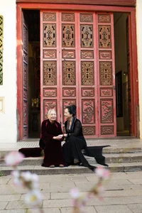 People's Artist Lan Huong Shares Heartwarming Photoshoot with Her Mother - image 2