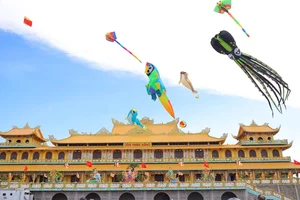 Vibrant Artistic Kites Light Up the Sky Near Minh Duc Pagoda - image 4