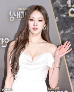 Korean Actresses and K-Pop Stars Dazzle at Glamorous Year-End Galas - image 2